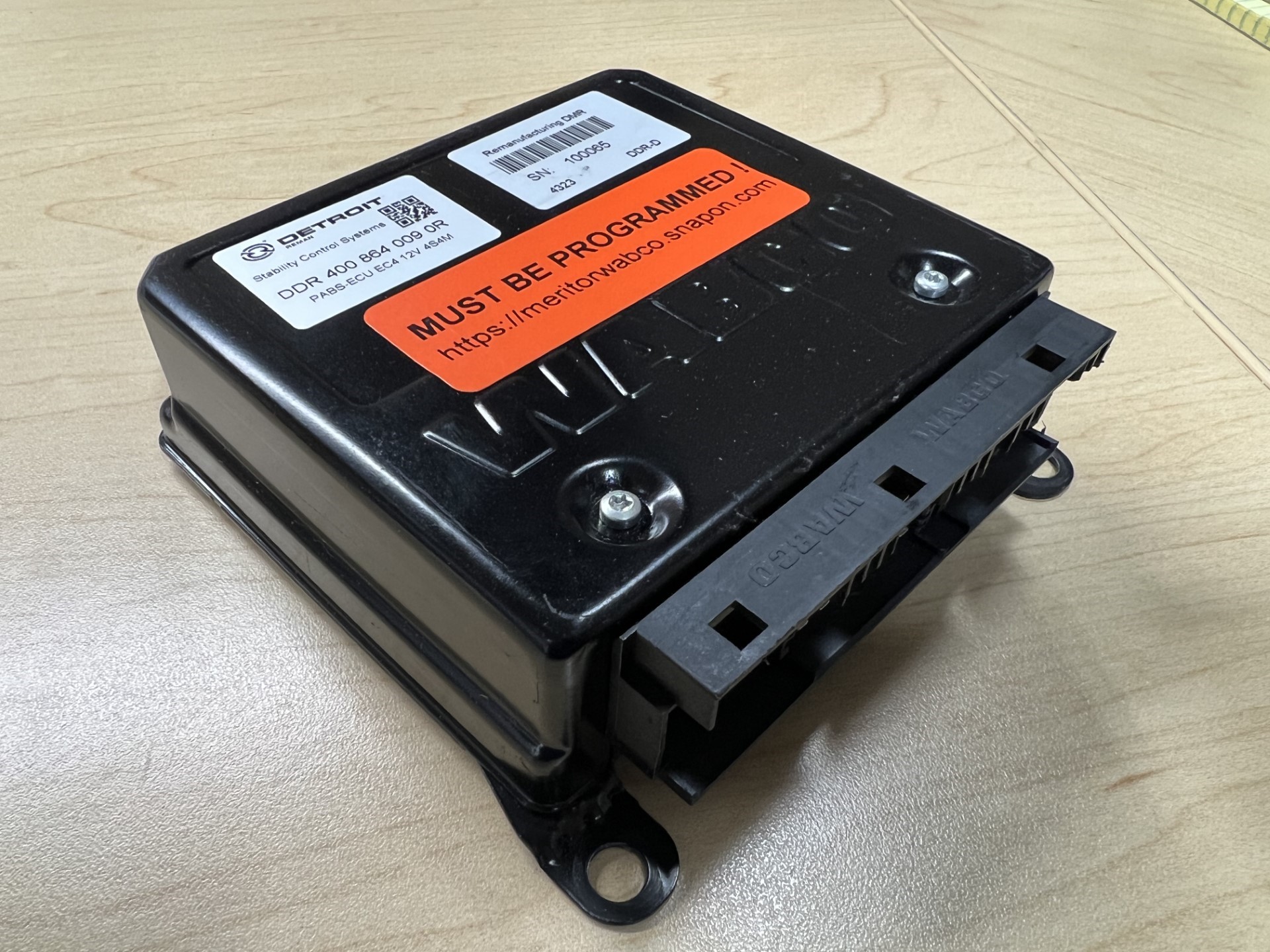 Dtna Parts Logo Horiz Gray